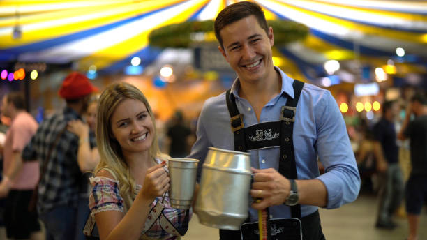 ritratto di coppia all'oktoberfest di blumenau, santa catarina, brasile - german culture oktoberfest dancing lederhosen foto e immagini stock