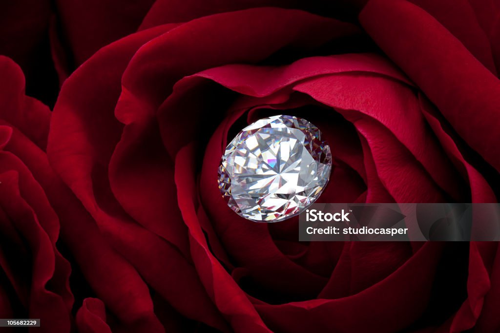 ダイヤモンドとレッドのローズ - まぶしいのロイヤリティフリーストックフォト
