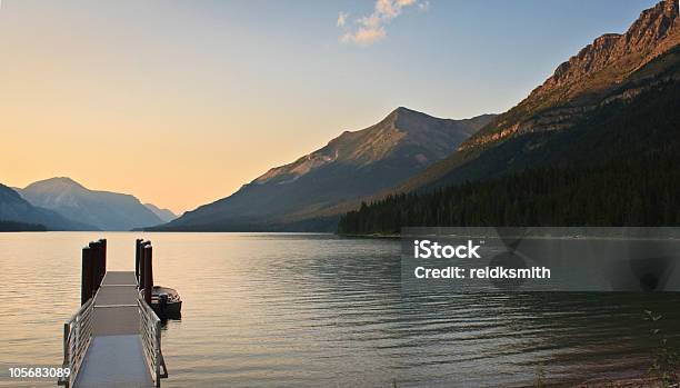 Tramonto Sul Lago Waterton - Fotografie stock e altre immagini di Acqua - Acqua, Acqua stagnante, Acque calme