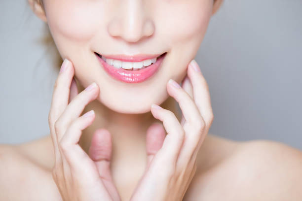 女性の歯のクローズ アップ - chin ストックフォトと画像