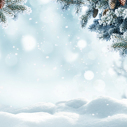 Fondo de invierno de Navidad con nieve y bokeh borrosa. Feliz Navidad y feliz año nuevo tarjeta de felicitación con copia espacio. photo