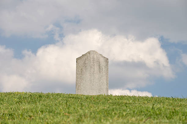 pojedynczy pusta nagrobek na wzgórzu - cemetery hill zdjęcia i obrazy z banku zdjęć