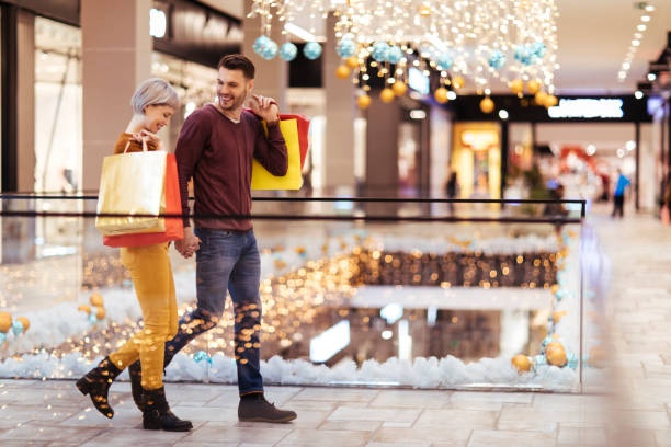 walking through the mall - christmas shopping imagens e fotografias de stock