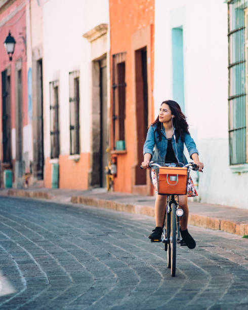 若い��女性の自転車通勤 - queretaro city ストックフォトと画像