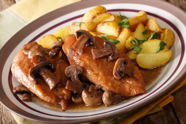 marsala de pollo es un plato de italo-americano de chuletas de pollo, setas y vino marsala. horizontal - trapani close up sicily italy fotografías e imágenes de stock