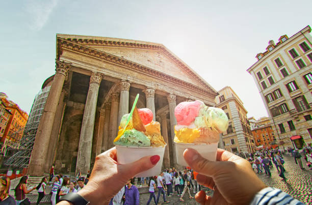 pareja con dulce brillante hermoso helado italiano con diferentes sabores en las manos - couple human hand holding walking fotografías e imágenes de stock