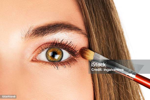Frau Benutzt Eyeshadows Stockfoto und mehr Bilder von Attraktive Frau - Attraktive Frau, Auftragen, Auge