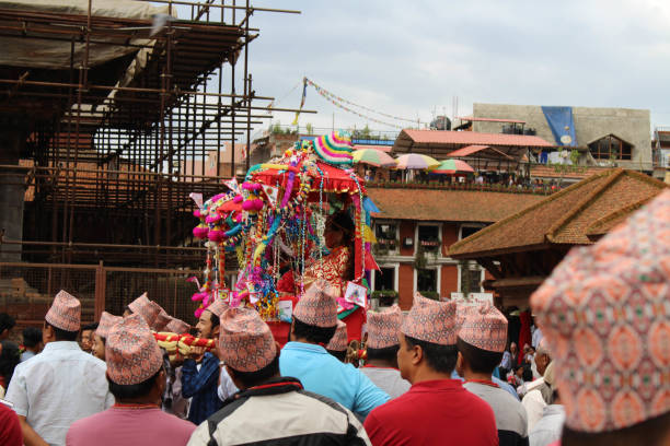 getragen von lokalen nepali "dhaka-topi" menschen, die eine festival rund um patan durbar square haben - dhaka topi stock-fotos und bilder