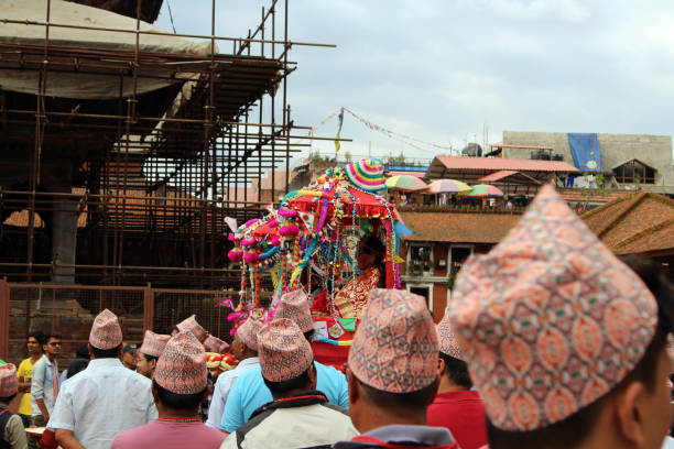 getragen von lokalen nepali "dhaka-topi" menschen, die eine festival rund um patan durbar square haben - dhaka topi stock-fotos und bilder