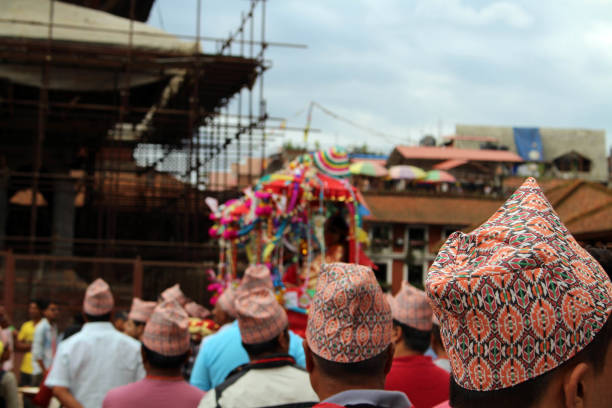 el "topi de dhaka" usado por nepali local gente que van a hacer una fiesta alrededor de la plaza de durbar de patan - dhaka topi fotografías e imágenes de stock
