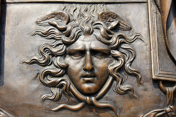 medusa cavaliere armatura - medusa greek mythology mythology gorgon foto e immagini stock