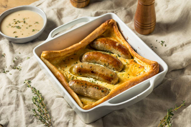 hecho en casa inglés sapo en el agujero - yorkshire pudding fotografías e imágenes de stock