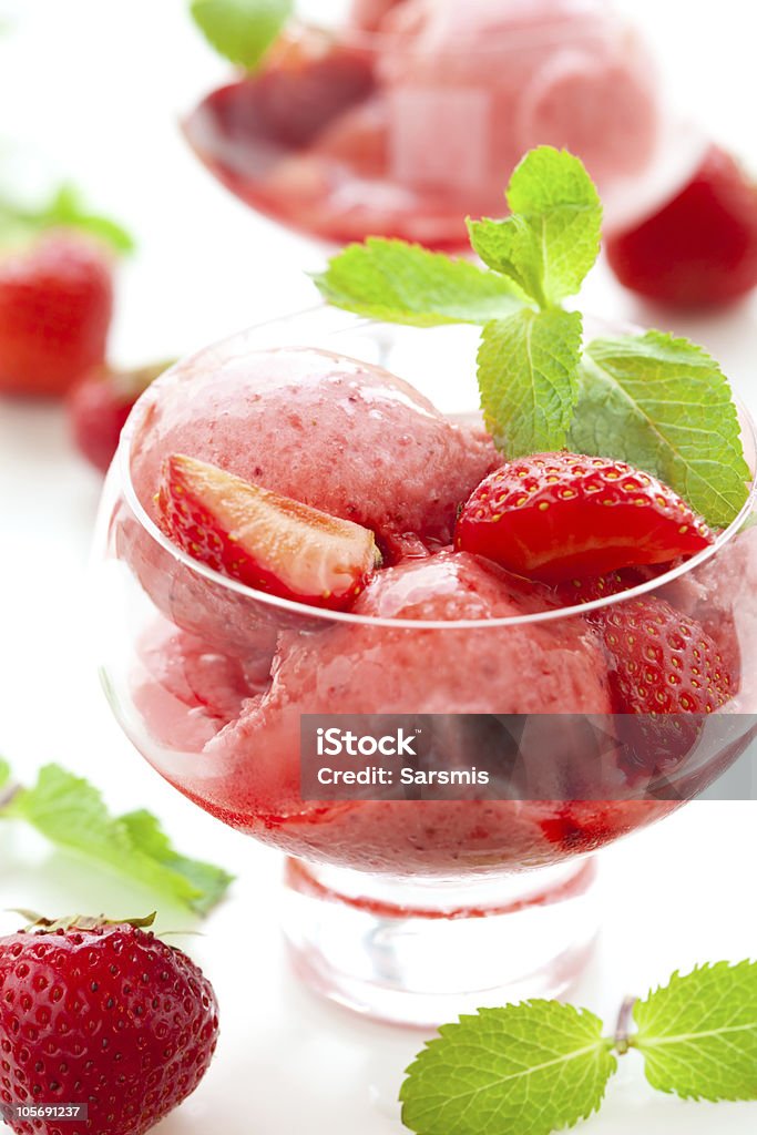 Gelato alla fragola - Foto stock royalty-free di Fragola