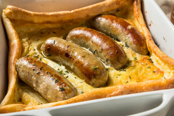 homemade english toad in the hole - yorkshire pudding imagens e fotografias de stock