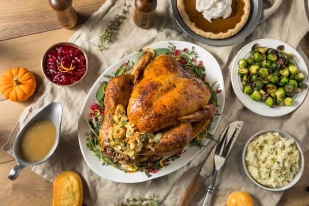 вся жареная индейка ужин на день благодарения - thanksgiving turkey dinner dinner party стоковые фото и изображения