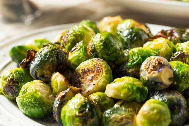 coles de bruselas asadas saludable - roasted vegetable fotografías e imágenes de stock