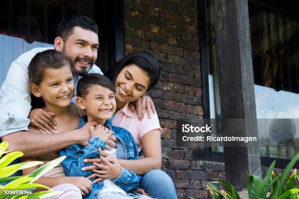 Photo libre de droit de Assis Devant Leur Maison De Famille banque d'images et plus d'images libres de droit de Famille - Famille, Latino-américain, Culture latino-américaine