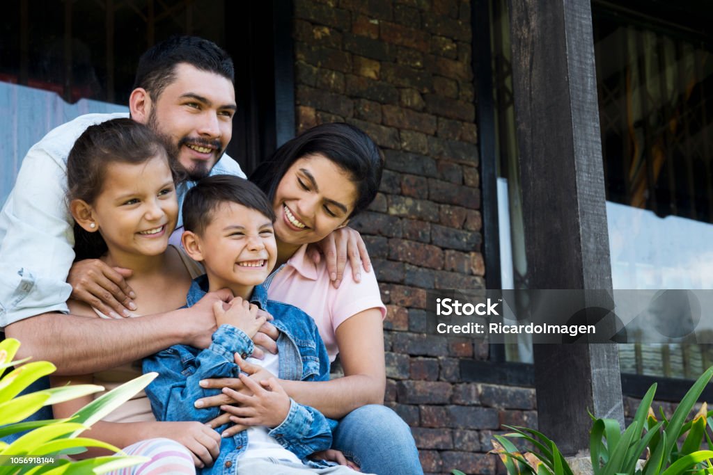 Família sentado fora de casa - Foto de stock de Família royalty-free