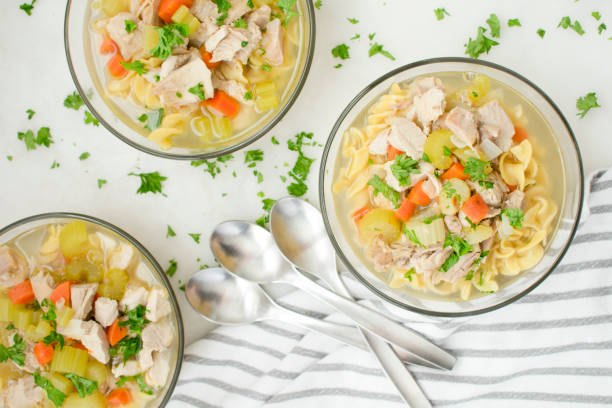 tazones de fuente de sopa de fideos de pollo con verduras - soup chicken soup chicken noodle soup food fotografías e imágenes de stock