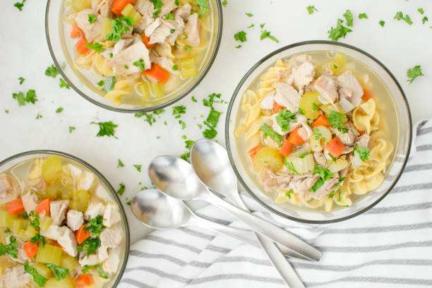 bols de soupe de nouilles de poulet avec légumes - soup chicken soup chicken noodle soup food photos et images de collection