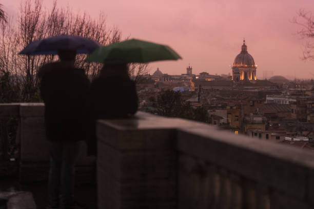 deszczowy dzień w rzymie: turyści z parasolami - cupola people rome lazio zdjęcia i obrazy z banku zdjęć