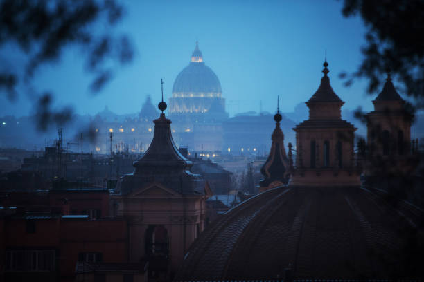 regentag in rom: touristen mit sonnenschirmen - vatican stock-fotos und bilder