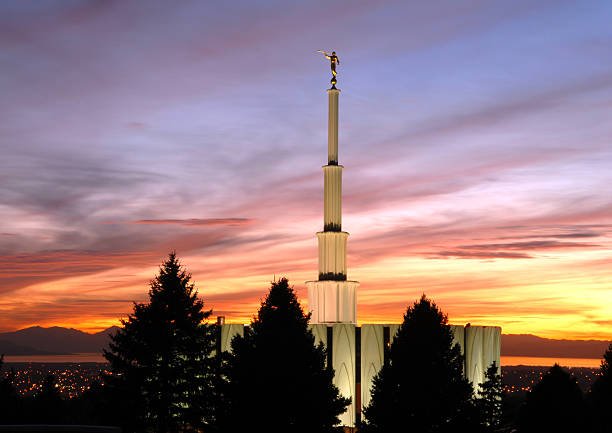 Provo Utah templo mormón de enmarcado por un atardecer colorido - foto de stock