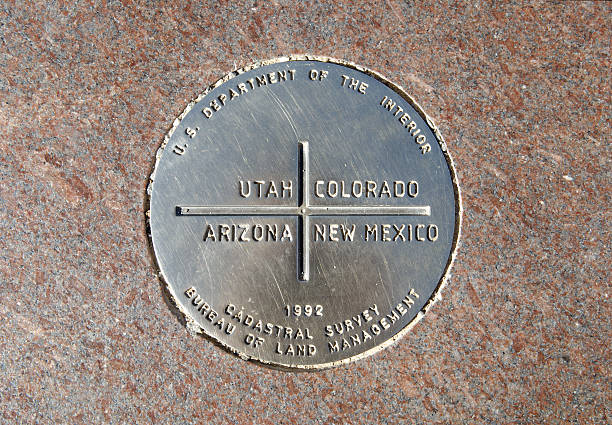 Monumento de Four Corners marcar la esquina de cuatro estados - foto de stock