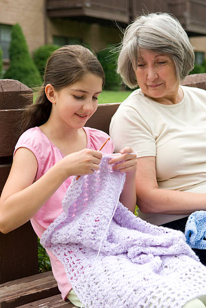 Abuela enseñanza su Granddaughter de Crochet - foto de stock