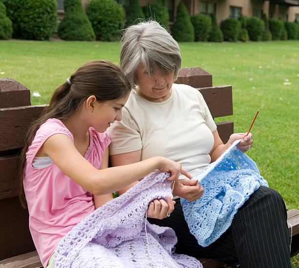 Granddaughter aprender a Crochet de su abuela - foto de stock