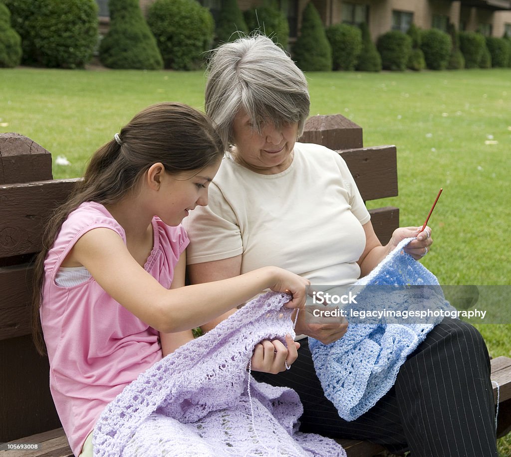 Petite fille apprendre à Crochet de sa grand-mère - Photo de Crochet - Tissage libre de droits