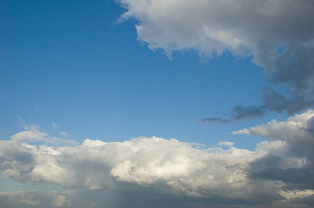 Cielo azul y nubes imagen de fondo con espacio para texto - foto de stock