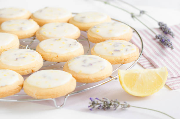 Lavender lemon shortbread cookies - fotografia de stock