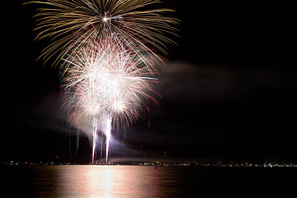 Fuegos artificiales sobre el lago - foto de stock