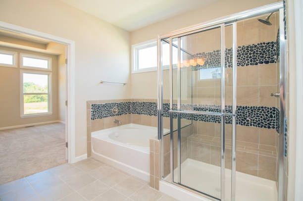 salle de bain maison vide - sliding glass shower photos et images de collection