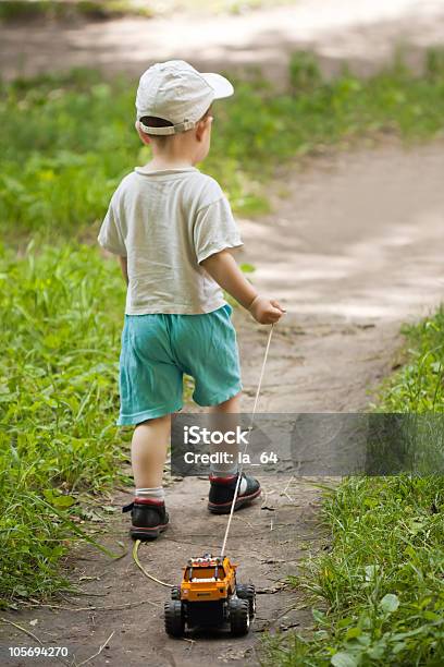 Photo libre de droit de Enfant Remorquage Voiture Jouet banque d'images et plus d'images libres de droit de Corde - Corde, Activité, Bonheur