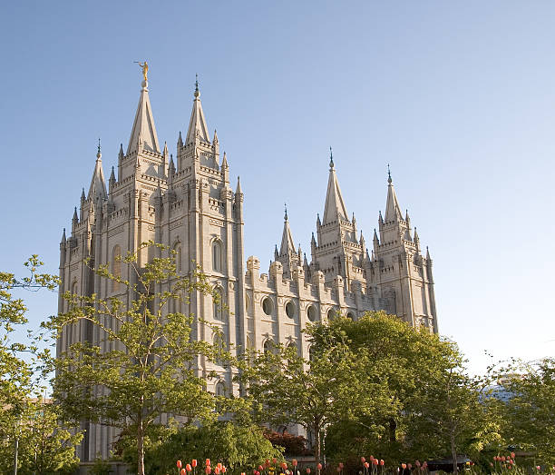 salt lake city temple z wiosenne kwiaty i drzewa - temple mormonism salt lake city temple square zdjęcia i obrazy z banku zdjęć