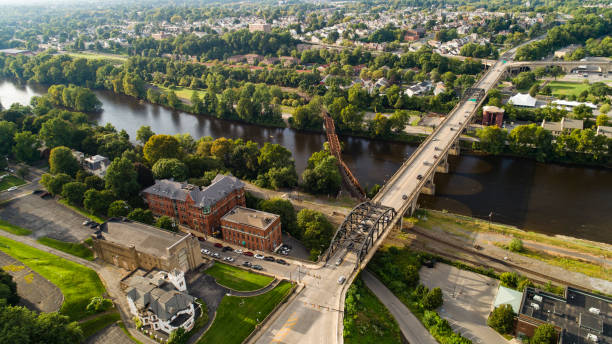 die panoramische luftaufnahme des bethlehem - die stadt in pennsylvania, in appalachian berge am lehigh river - pennsylvania stock-fotos und bilder