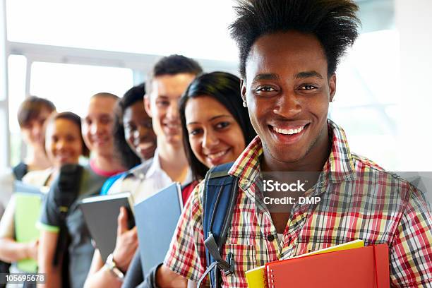 Foto de Grupo De Estudantes Em Pé No Multirracial Linha e mais fotos de stock de Esperar na fila - Esperar na fila, Aluno de Universidade, Grupo Multiétnico