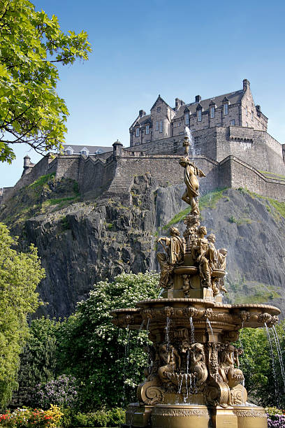 ross fountain edinburgh castle scotland iconic ross fountain in princes street gradens underneath edinburgh castle in scotland midlothian scotland stock pictures, royalty-free photos & images