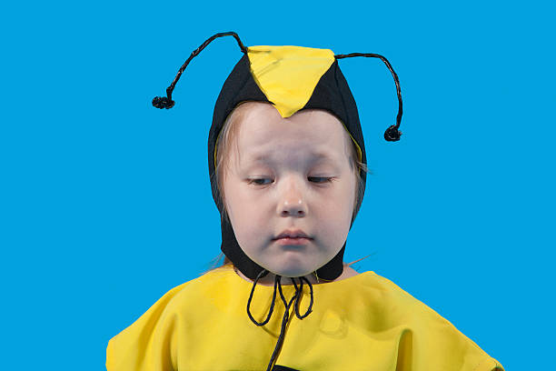 Pequeña niña está decorado en disfraz de abeja - foto de stock