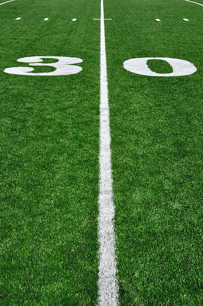 ligne de 30 yards sur le terrain de football américain - thirty yard line photos et images de collection