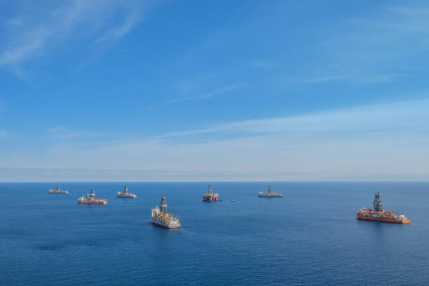 navire et forage platform, navires de forage offshore, océan aérien - oil rig sea drill petroleum photos et images de collection