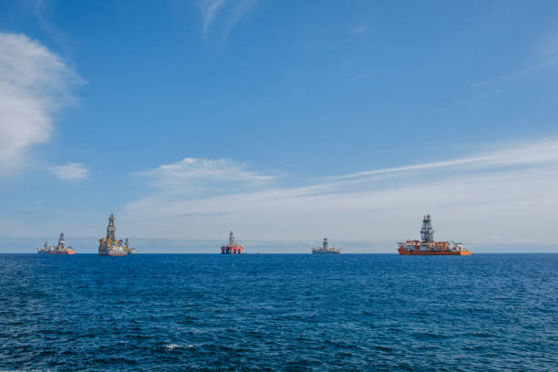 navire et forage, plate-forme offshore perceuse - oil rig sea drill petroleum photos et images de collection