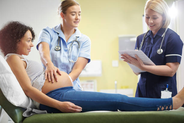 estudante de medicina - midwife human pregnancy women multi ethnic group - fotografias e filmes do acervo