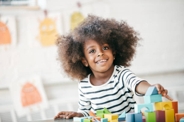 wychowywanie szczęśliwego i pewnego siebie dziecka - preschooler african ethnicity little girls child zdjęcia i obrazy z banku zdjęć