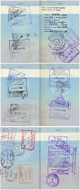 páginas dos cunhos dos carimbos de visto de passaporte - passport postage stamp india passport stamp imagens e fotografias de stock