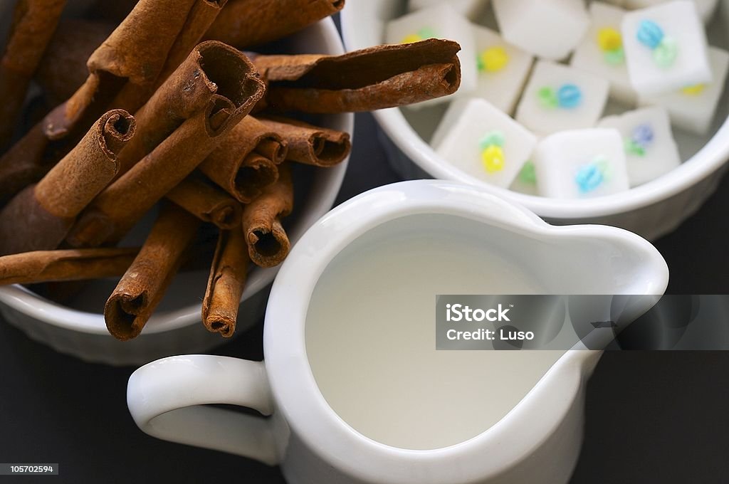 우유, 설탕, 시나몬 Sticks를 섞음 - 로열티 프리 가지-식물 부위 스톡 사진