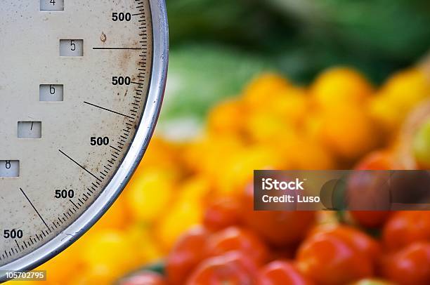 Escala Produtos Hortícolas No Mercado - Fotografias de stock e mais imagens de Balança - Instrumento de Pesagem - Balança - Instrumento de Pesagem, Colorido, Desfocado - Focagem