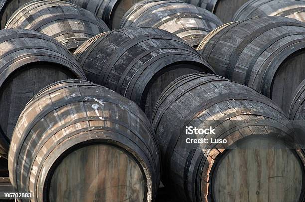 Photo libre de droit de Fûts De Vin banque d'images et plus d'images libres de droit de Antique - Antique, En bois, Fût de bière